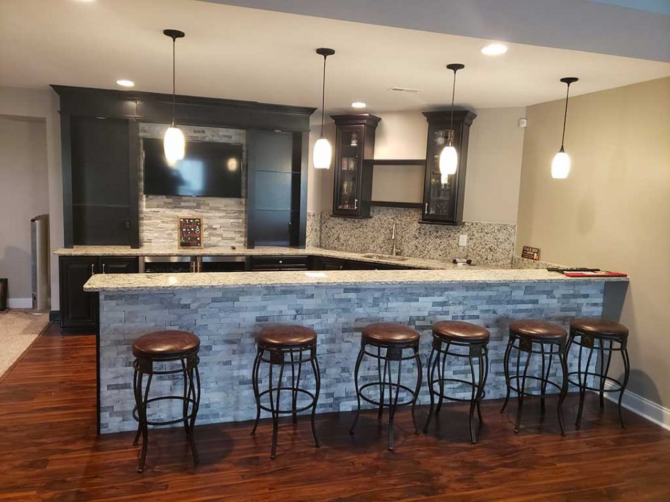Modern home bar with granite countertops and custom cabinetry – Blayzer web and marketing services for construction.